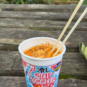 昼は早めに「冷やしカップヌードル」！
キムチ味、美味しかった。
半分凍らせたペットボトルを持っていきましたが、暑さで氷は溶けていました。次回は保温性の良い水筒で冷水を持って行こう。