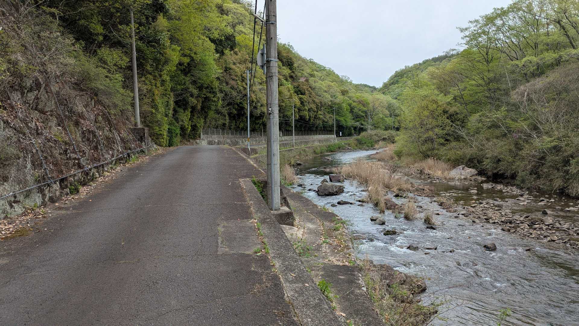 駐車場へ向かう道中、別方向から来た登山者から最寄りの道上駅付近の工場が昼頃爆発して火災になっているとの情報をキャッチ。