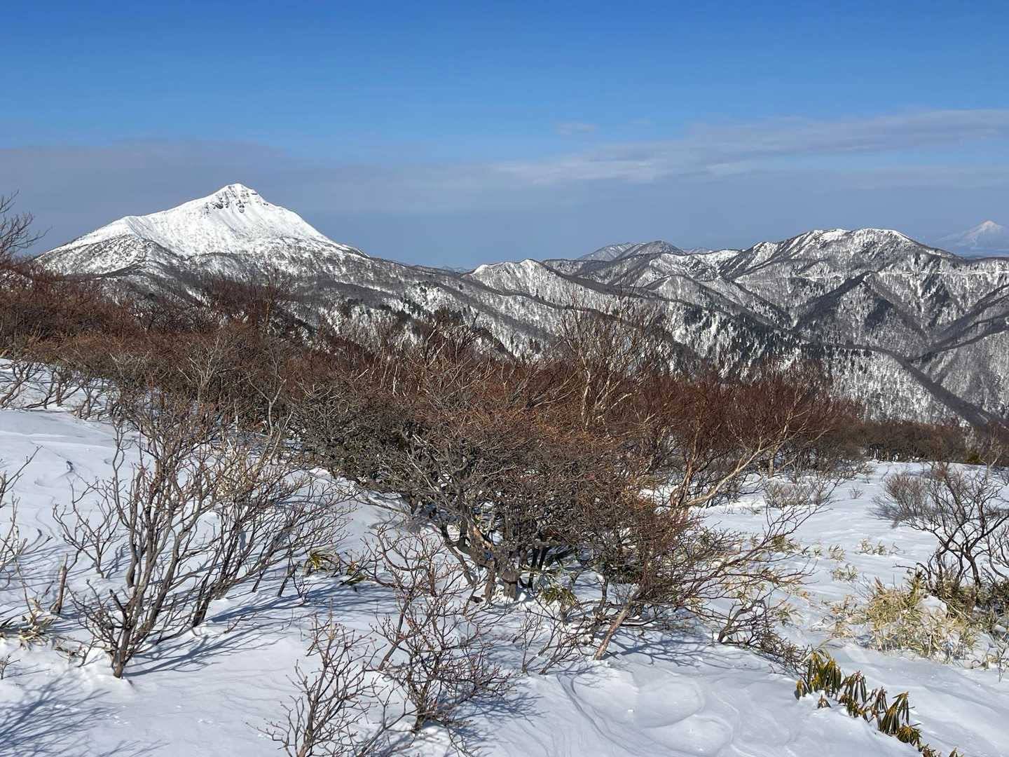 右手には旭岳の勇姿が素晴らしく✨
残雪期なら行けるかな？とか考えたり😆