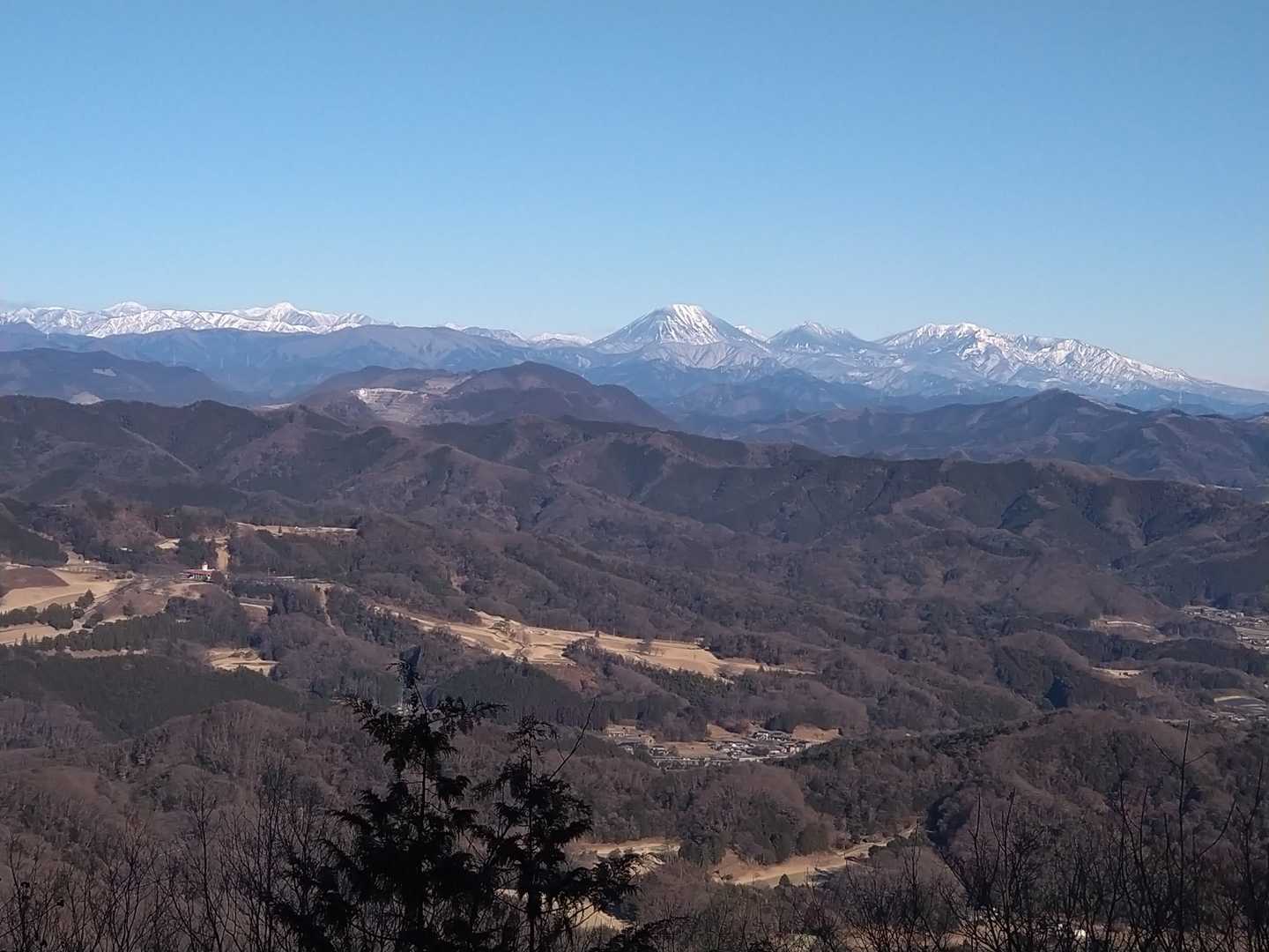 晃石山からは、眼下に大平CCのゴルフ場が見えます。