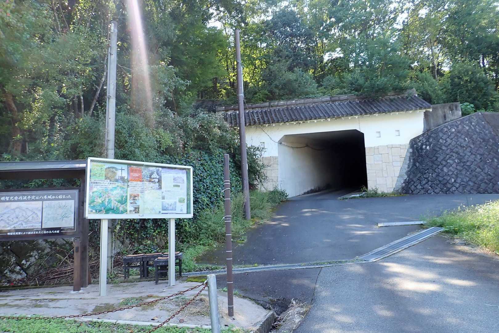 車を停めて、京都縦貫自動車道のトンネルをくぐります