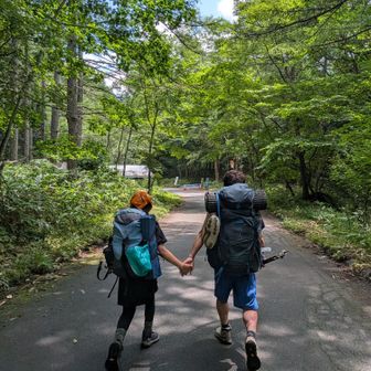 もうすぐタクシーの臨時乗降場。
この二人と一緒に歩けて良かった🥰
ヤラセではなく、父と自然に手を繋ぐ中1娘😅