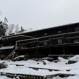 二日目の予定はニュウに登って、黒百合ヒュッテでビーフシチューを食べて下山予定でしたが、朝からの雪で最短コースで下山します。