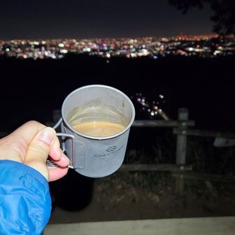 ちょっと疲れてきたし、意外に風がなかったので稲荷山でミルクコーヒー 休憩。一口残ってたほうじ茶あんぱん食べたけど、ちょっと物足りないな🙄