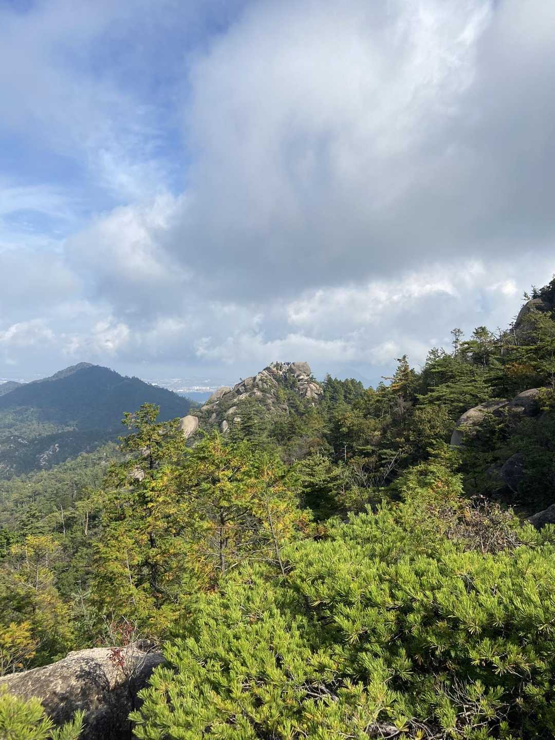 天狗岩（写真中央）と鶏冠山（中央左側）