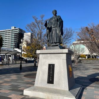 甲府駅隣に武田信玄公の銅像。
立派ですね^_^
