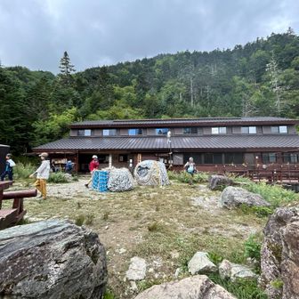 ヘリによる荷上げ作業の為、小屋前は早急に通過