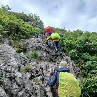 大源太山手前最後の岩場で雨があがってよかった！