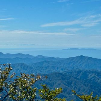 右に粟島、左奥に佐渡ヶ島）