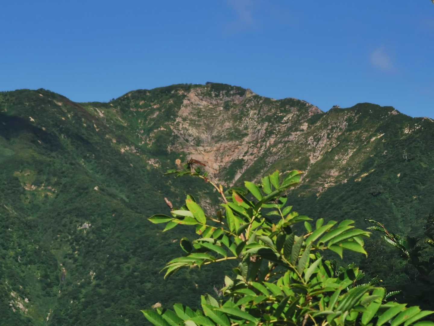 三国岳。頂上に三国岳避難小屋が見えます。右側がこれから歩く稜線