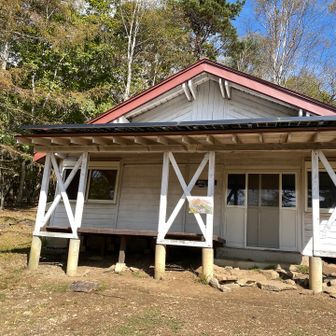 高原ヒュッテは、乾徳山中腹（国師ヶ原）にある無料の避難小屋です。