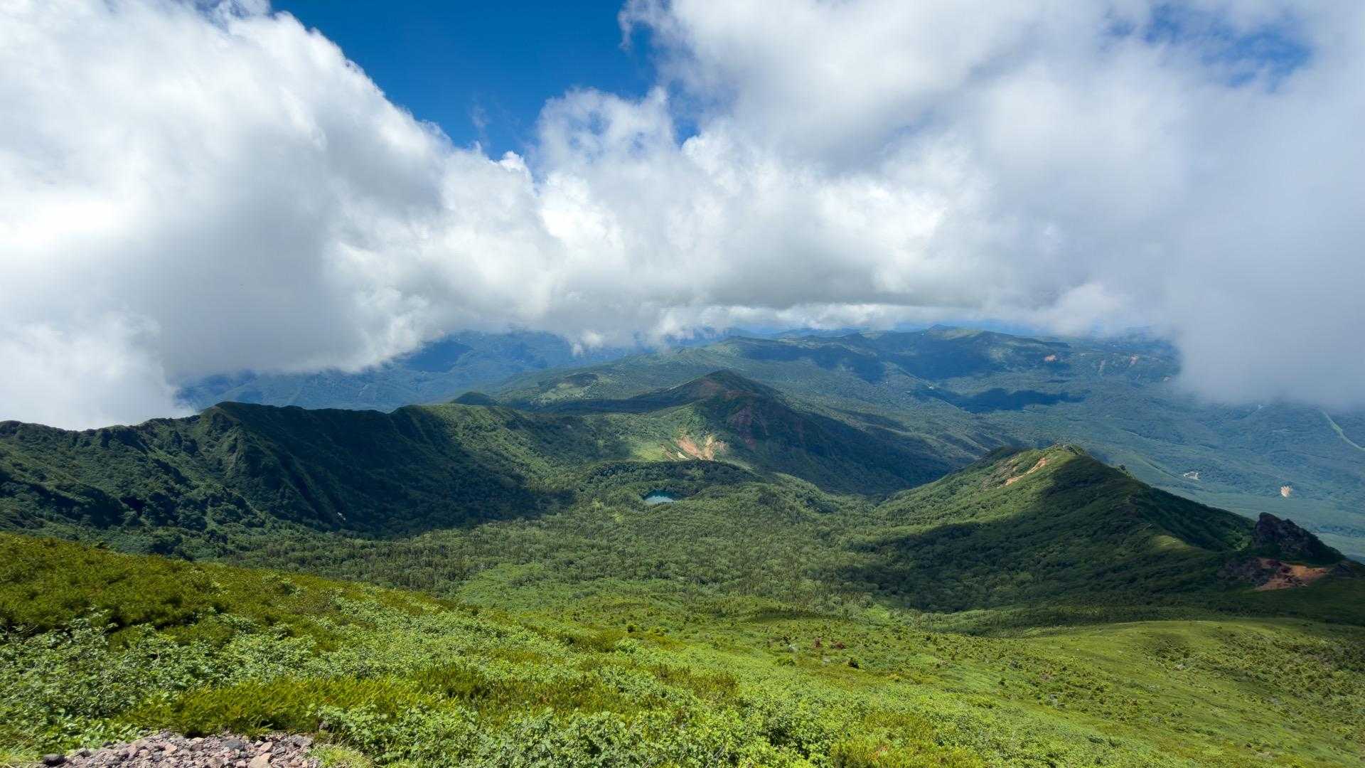 中央の御釜湖を囲む外輪山
未だ規制解除されない西側