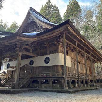 宝光社。第70代後冷泉天皇の康平元(1052)年に奥社より遷祀奉斎された。社殿は戸隠神社5社のうち最も古い文久元(1861)年に建てられたものだそう（説明板）