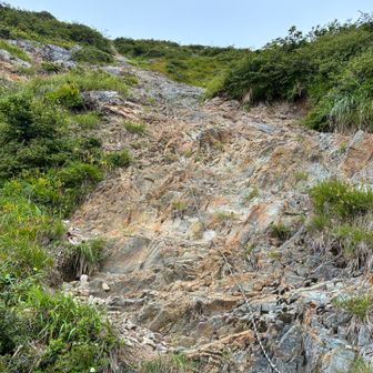 すぐに次の、少し距離のある岩場
ここも右手草むらの脇を登る
ロープがある場所の方が登りにくそうに見えた