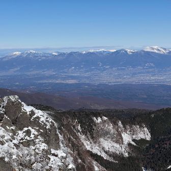北西には右端にガトーショコラの浅間山、左端には真っ白な根子岳と右隣に四阿山です。