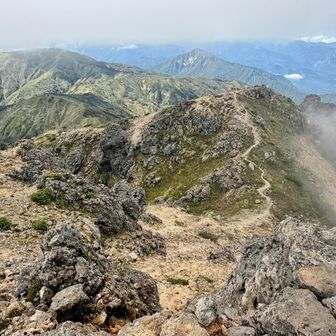 新潟焼山へ登頂し周回コースです