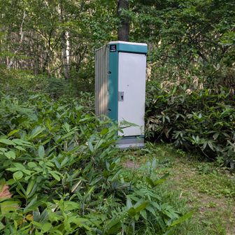 登山口にある簡易トイレ。ペーパー付。