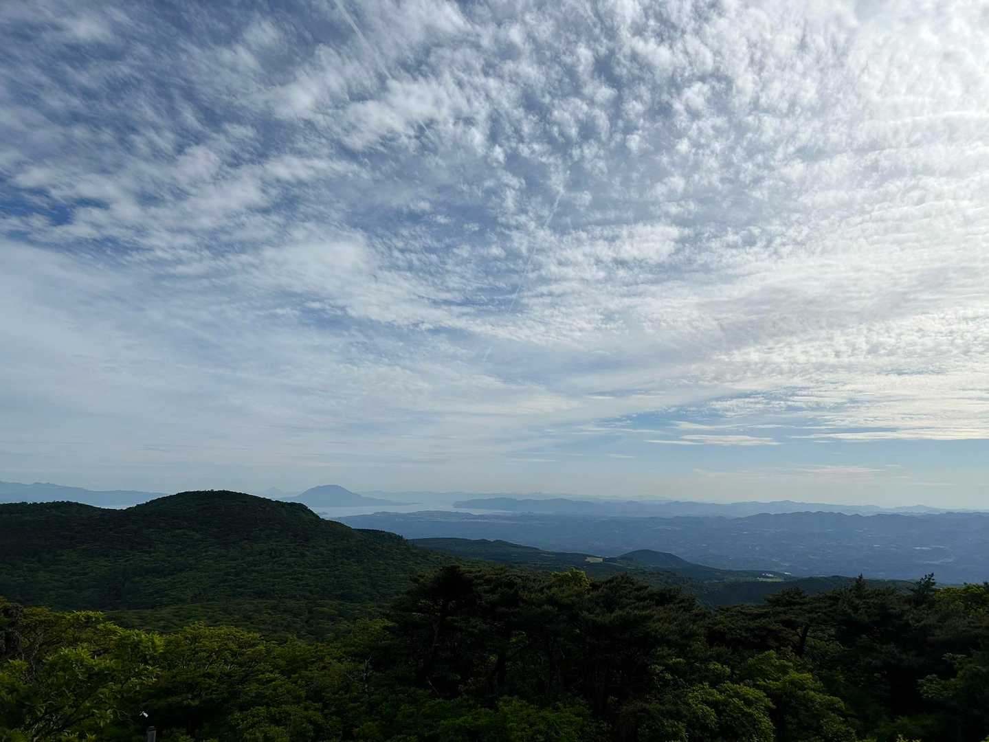 神秘的な水面をめぐる白鳥山往復コースの写真