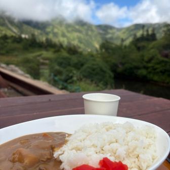 限定のかき揚げうどんは売り切れ。カレーと連れは味噌ラーメンを。
ライスたくさんで生き返ったー🍚