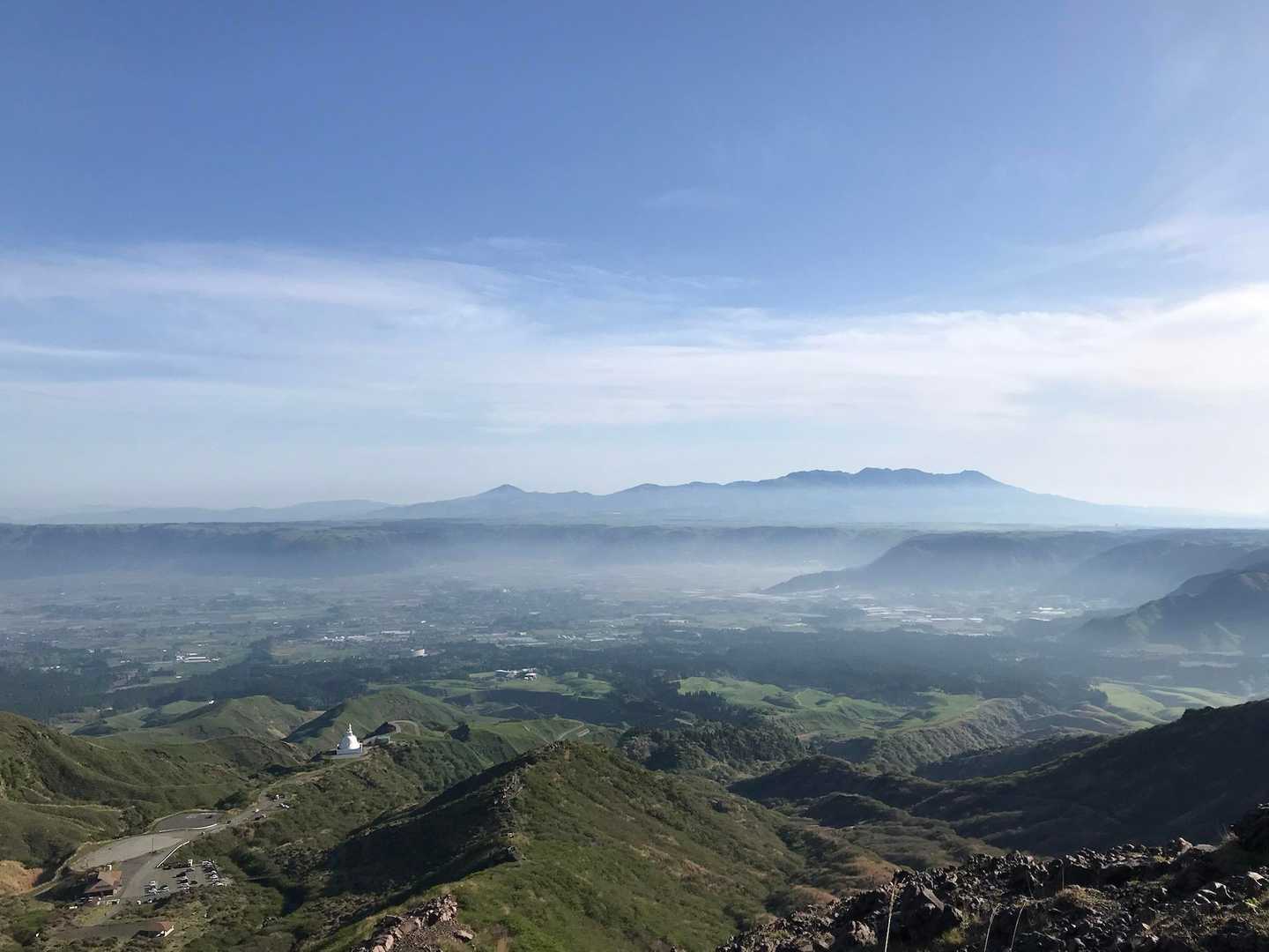少し歩いてこの絶景。　外輪山や九重が綺麗に見えます