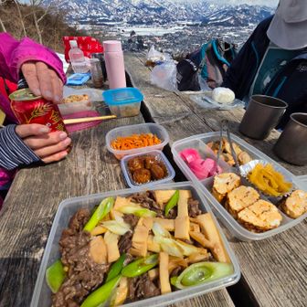 ここを駒見山の山頂とする！😆
昨年5月にたくさん作った竹の子の瓶詰め。
残りは後2本！(1年保存可)
今年の竹の子が出てくる前に食べないと！