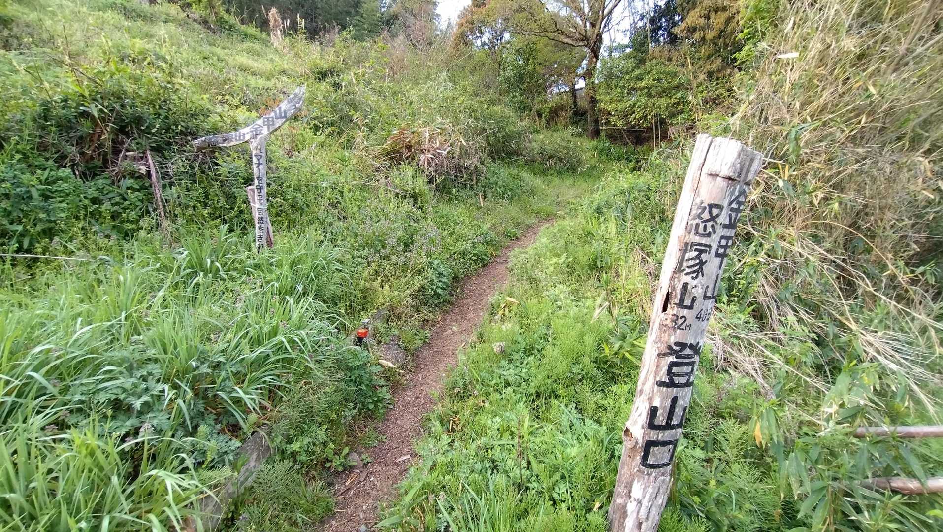 登山口です。
駐車場有ります (^^ゞ　2、3台程度