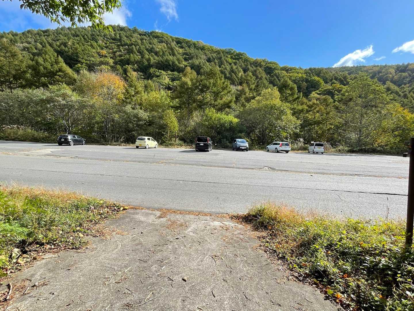 下山したら車が増えていてなんか嬉しい☺️
すれ違った8名の方の車が増えただけだけど

（ちなみにここにはトイレなし🚾川場スキー場第4駐車場だからで、第1駐車場にはあるのかもしれない）