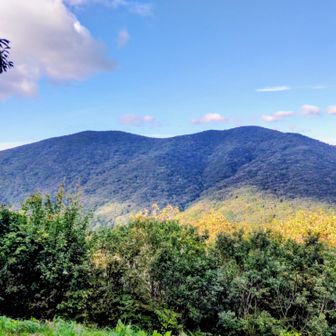 展望園地に立ち寄る
右に牛曳山、左に伊良谷山👀