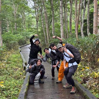これから燧ヶ岳へ向かう若者たち