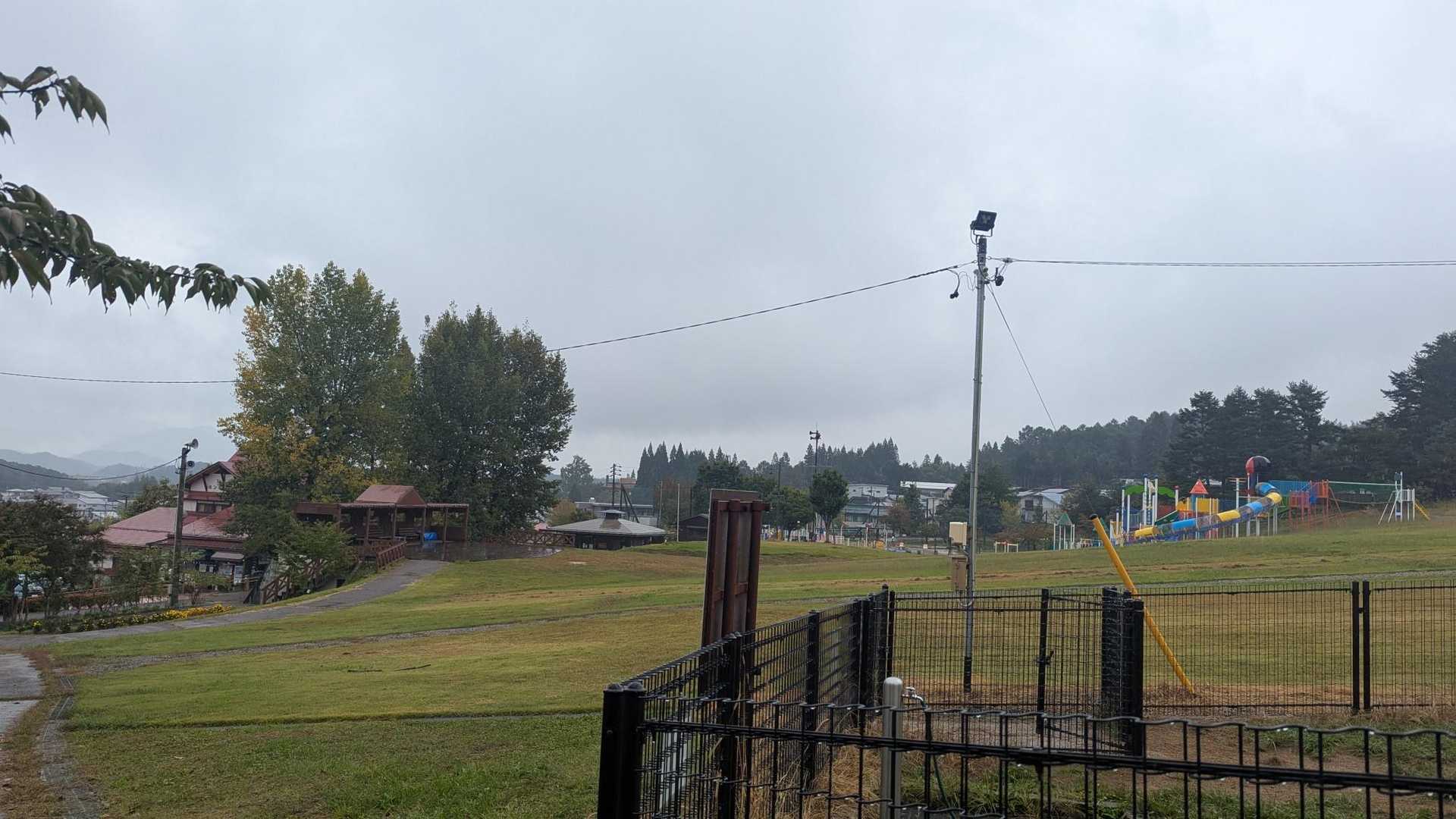 左の赤い屋根の建物、
あちらでモーニング、ランチの予定でした😅
3時間ほどの山登りで　私はどれだけお腹を空かすつもりだったのかな🤤