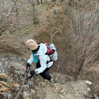 この鎖場でやらかす😂
左は足場がしっかりしてたから左側で降りたいと思ったのに、なぜか体が右に振られてビックリ💦