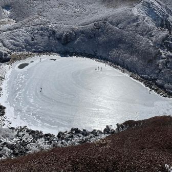 御池の上からキャーキャー声が聞こえてくる！
よく見たらソリで遊んでる〜🛷😱