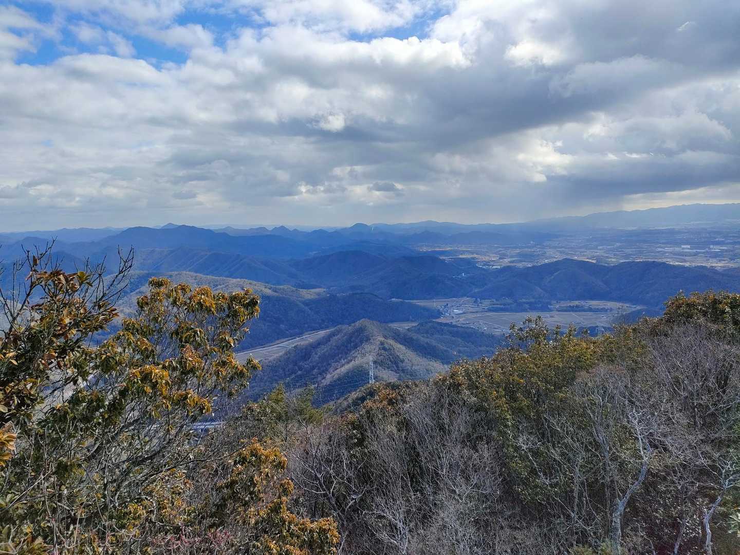 丹波岩から羽束山方面を望む。