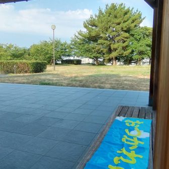 山頂付近は暑すぎて少しくらくらしたので日陰に避難