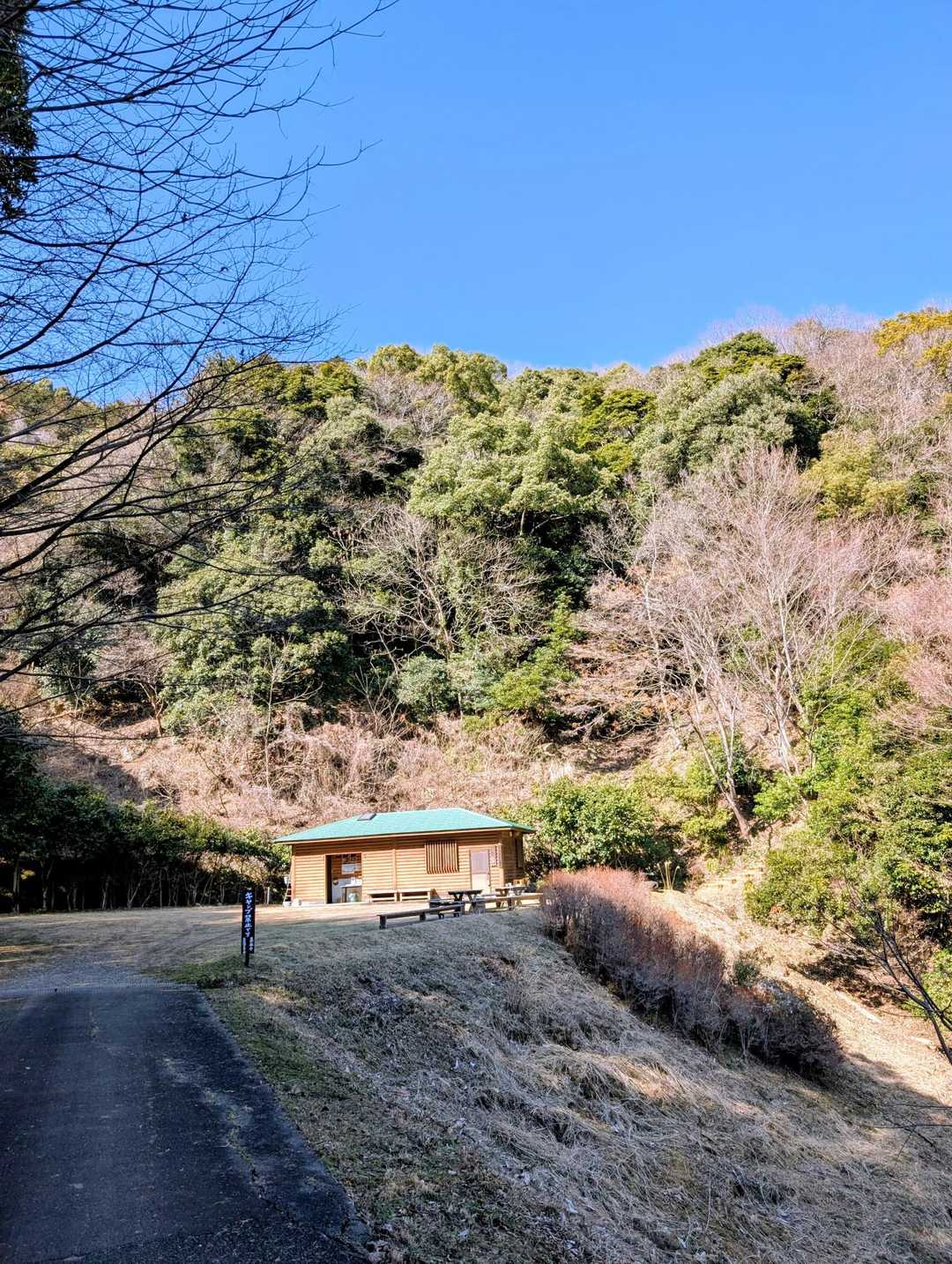三高山と山小屋。