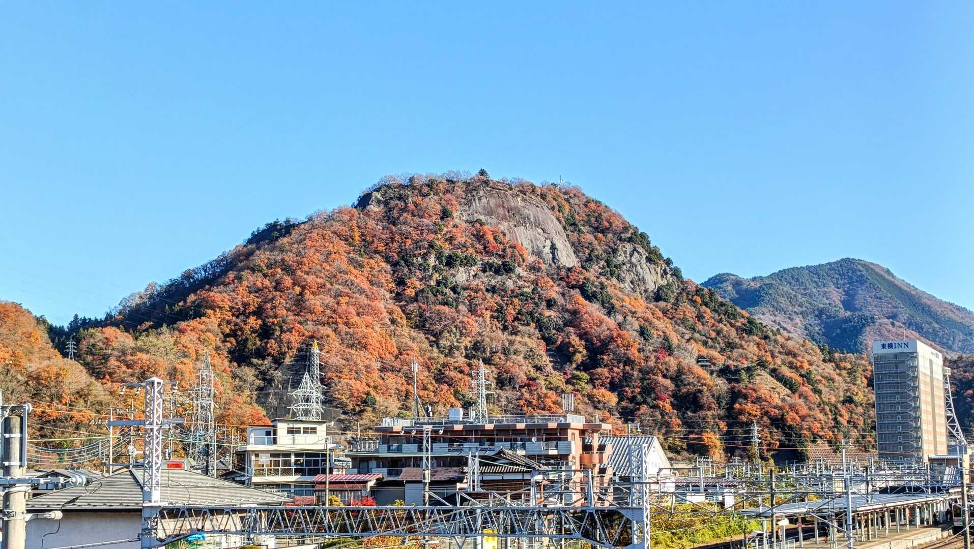 低いけど勇ましい山容！