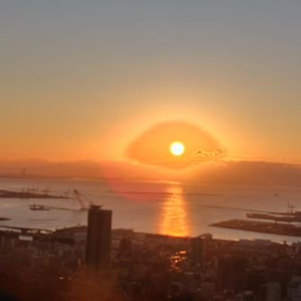 扇🪭にも
未来を見つめる大きな👁️にも
見える　よい年になりますように