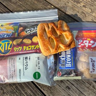 途中の分岐で休憩おやつ😋 ここ、机、椅子、トイレもありました🚻