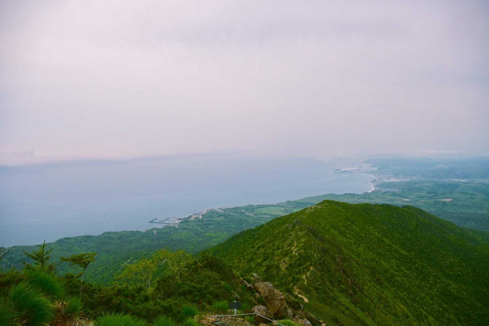 くっきりではないけど
海までちゃんと見えました🌊

標高725m程ですが、かなりの高度感があり気持ち良いです