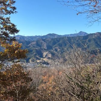奥多摩方面の山々が見えます
真ん中は2週間前に登った馬頭刈山だね
