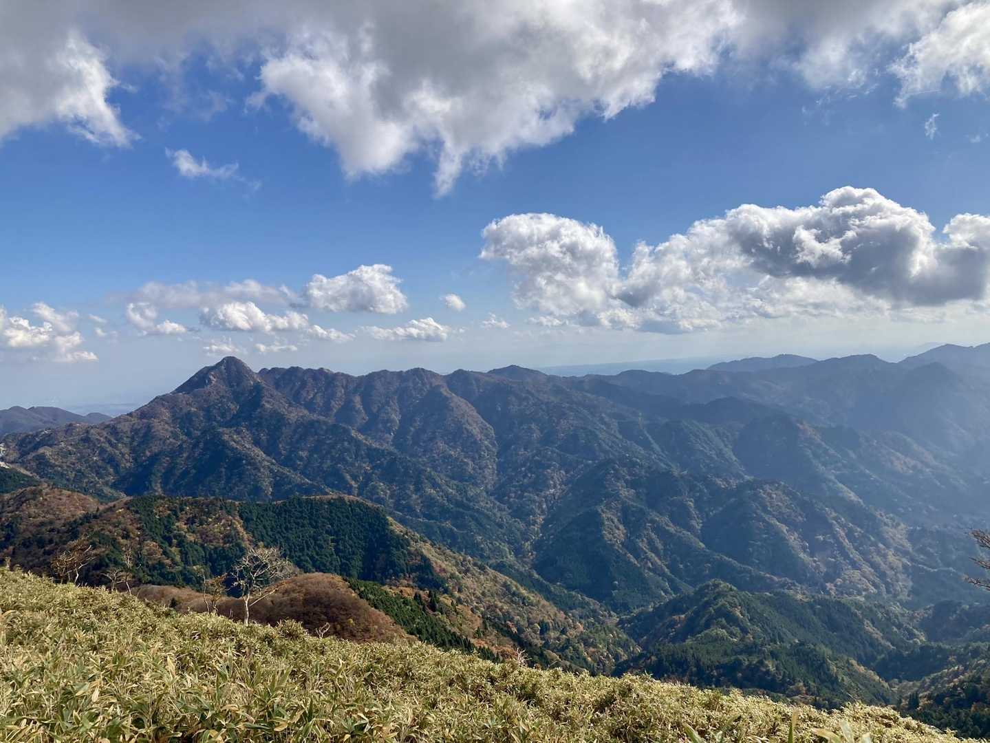 目の前に鎌ヶ岳を見ながら歩けて、このルートも楽しい