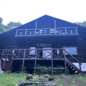 庚申山荘到着
避難小屋です
