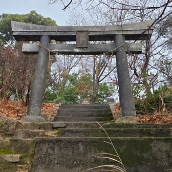 奥の院で降り始める