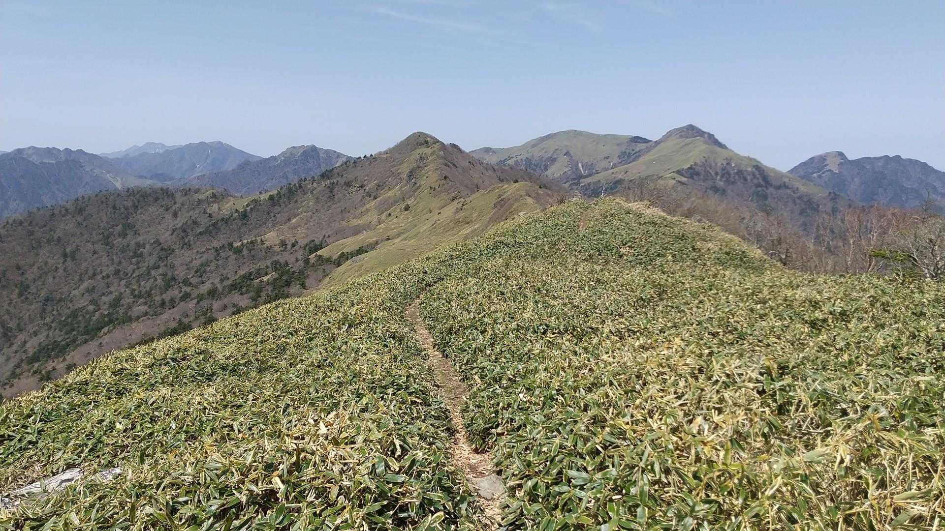 左奥が寒風山まん中の一番近いのが冠山その右奥が笹ヶ峰でその手前右側がちち山🤔