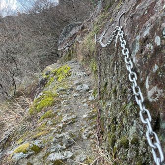 越えたと思ったら左側が絶壁の鎖場😱😱

弱気の虫がチラッと顔を覗かせる…引き返そうかなぁ…でも引き返すと恐怖心が大きくなりそうな気がしたのでとにかく前進🤜