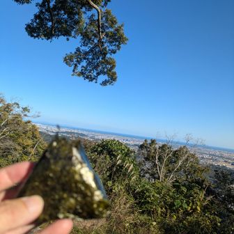 ふー、山頂に着いて、海を見ながら食べてると、南側（東）から登ってくる人がいるではないですか、聞いてみて行けると判断