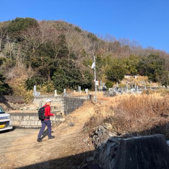 このお墓の所が医王山の取り付き