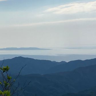 佐渡ヶ島もぽっかりと浮いているみたい