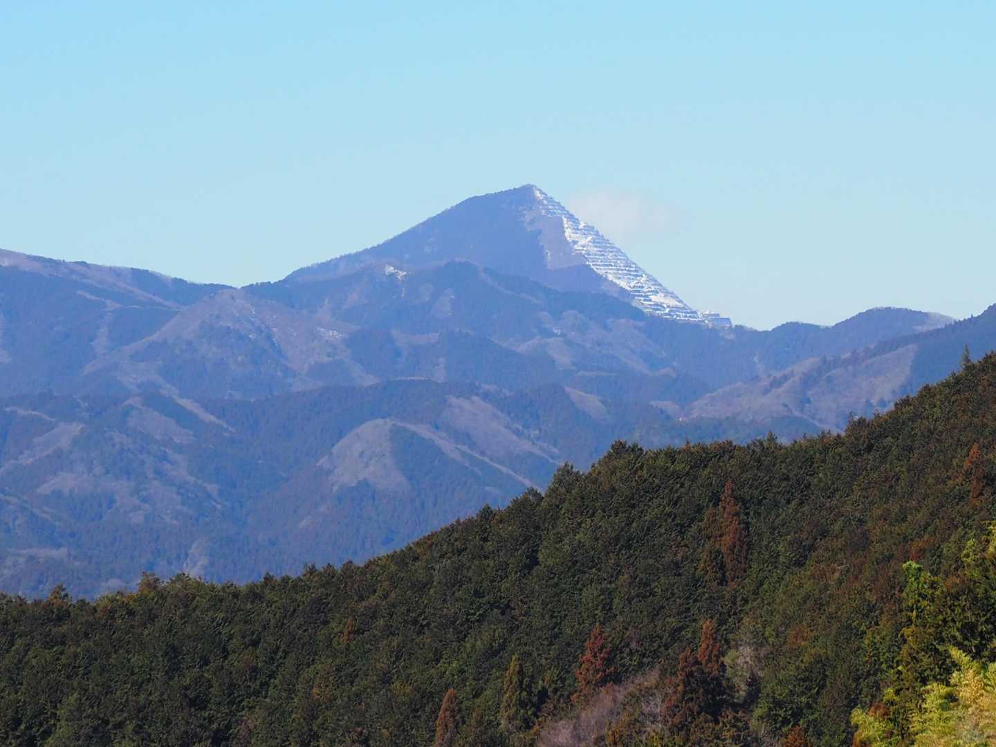 武甲山ズーム。右側が削られているのが良く分かる
