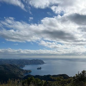 雲が出てきましたが、方角によっては青空ものぞめます。空と雲と海。素敵なトレイルで素敵な眺めを堪能しました。
